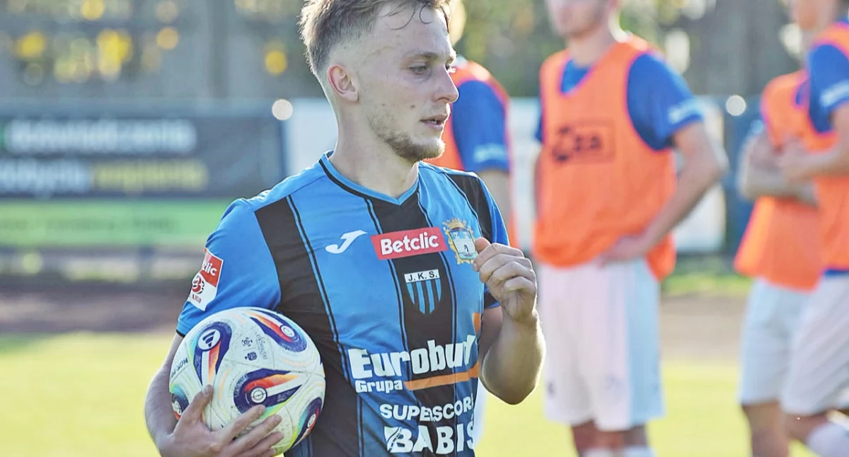 Grzegorz Janiczak w drugim kolejnym meczu trafia do siatki. Szkoda, że oba spotkania JKS przegrał. Fot. Dominik Budzowski
