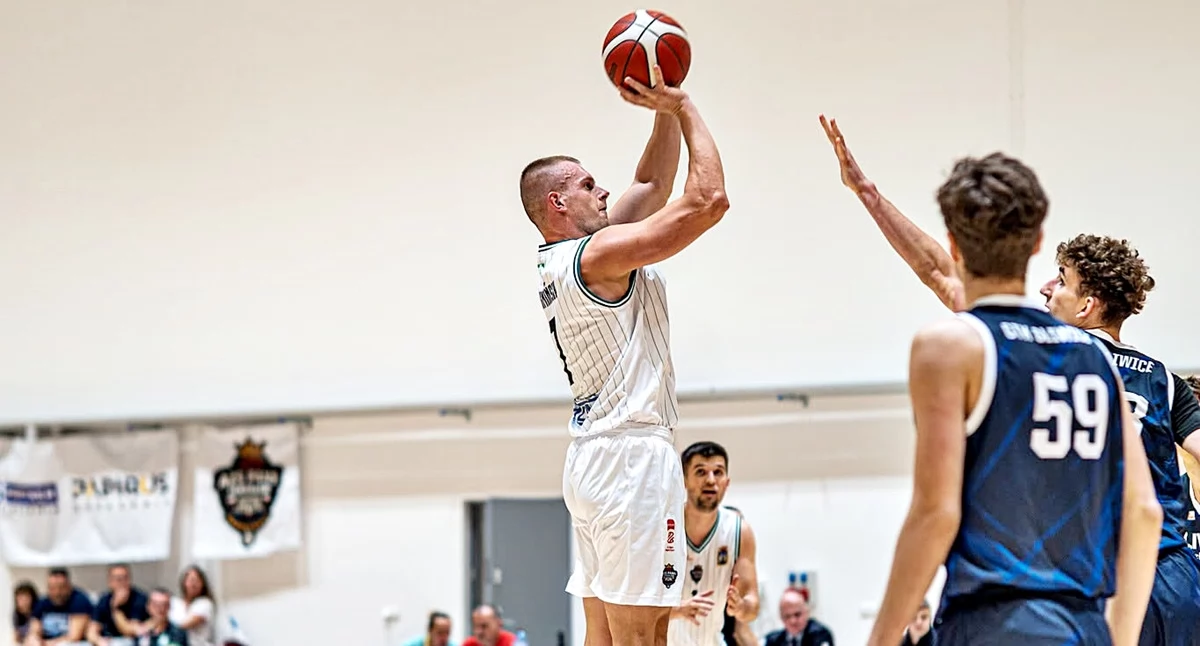 Cezary Gumiński (w wyskoku) zapisał na swoim koncie double-double, ale to było za mało. Fot. AZS Jarosław/OpenWide Studio
