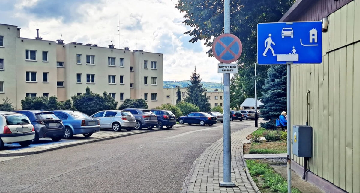 Strefa zamieszkania (oznaczona znakami D-40 na wjeździe i D-41 na wyjeździe) przy wjeździe na jedną z dróg wewnętrznych osiedla Rycerskie w Przemyślu. Stoi niezgodnie z prawem, bo PSM nie ma na ten obszar przygotowanego projektu organizacji ruchu drogowego. Co by się jednak stało, gdyby ograniczenia związane z wspomnianym znakiem, byłby wdrażane w życie? Wielu kierowców miałoby poważne problemy. Fot. Mariusz Godos