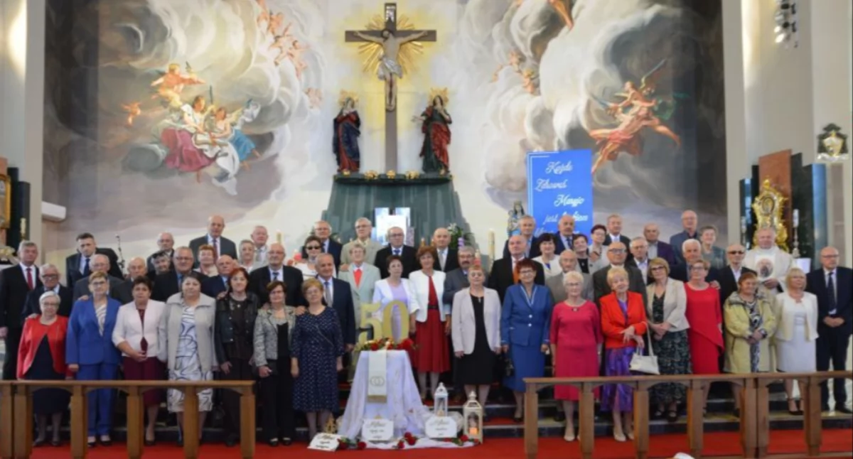  Uroczystość była okazją do uhonorowania małżonków Medalami za Długoletnie Pożycie Małżeńskie, przyznanymi przez prezydenta Rzeczypospolitej Polskiej. Tym razem jubileusz obchodziły pary, które zawarły swój związek w 1975 roku./Fot. Krzysztof Świętojański/UM Lubaczów 