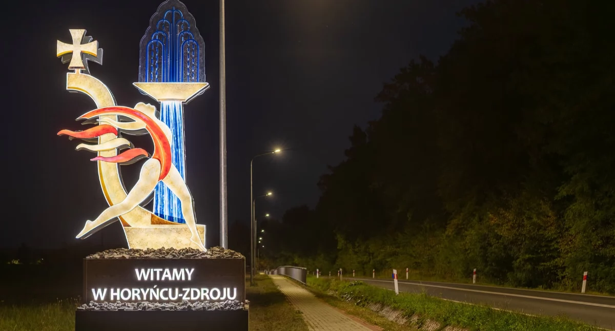 Nowy, podświetlany witacz łączy w sobie historyczny motyw nawiązujący do przedwojennej grafiki promującej Horyniec jako uzdrowisko z obecnym herbem miejscowości./ FOT. UG Horyniec-Zdrój