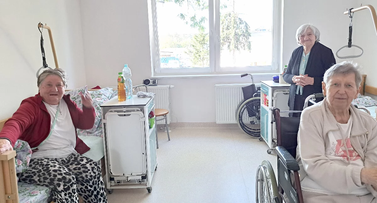 Przyjęty przez radnych apel do Narodowego Funduszu Zdrowia jest apelem o korektę kontraktu NFZ na świadczenie opieki długoterminowej w Zakładzie Opieki Leczniczej w Przemyślu, tak by mógł on wypełnić wszystkie puste łóżka i przyjąć więcej pacjentów. Na wynik finansowy placówki wpływ miało też nieotrzymanie zapłaty za nadwykonania – to kwota przekraczająca grubo pół miliona złotych. / FOT. U. Gielo