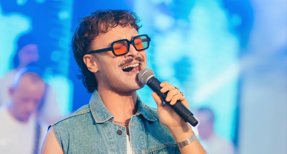 – Chciałbym, by program „The Voice of Poland” był dla mnie trampoliną do tego, by moja autorska muzyka dotarła do jak największej ilości uszu i serc – mówi Przemyślanin Kacper Bator, uczestnik 17. edycji telewizyjnego show./ FOT. materiały własne