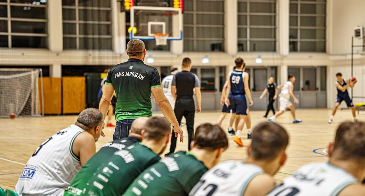 Przed trenerem Tomaszem Fortuną i jego podopiecznymi sporo pracy, bo na razie zespół jest w ogonie II-ligowej tabeli. Fot. AZS Jarosław/OpenWide Studio