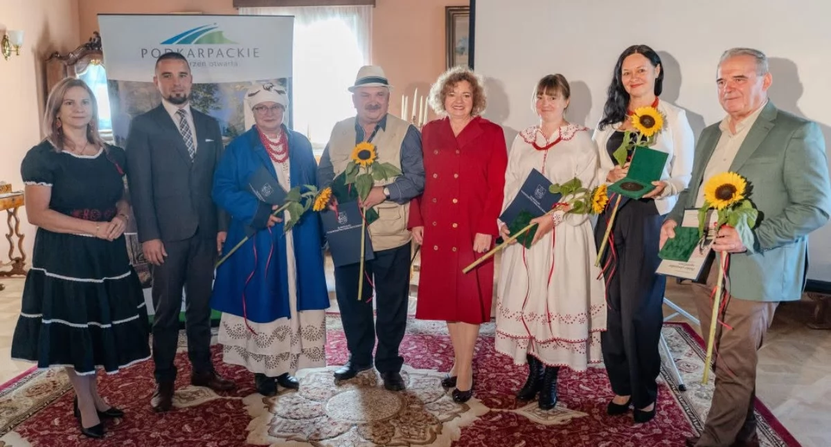 Tegoroczni laureaci Nagrody im. Franciszka Kotuli. Pierwszy z prawej Józef Lewkowicz./ FOT. Muzeum Kultury Ludowej w Kolbuszowej