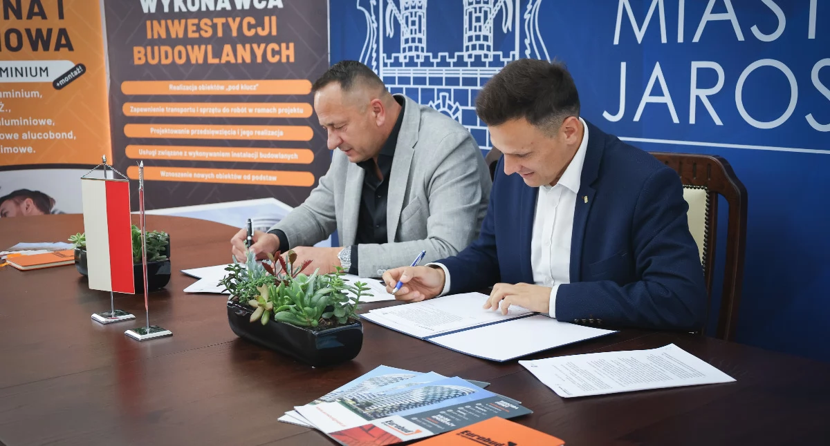 Budowę 21 nowoczesnych mieszkań tymczasowych zrealizuje spółka Eurobud Grupa z Bystrowic. 13 października burmistrz Jarosławia Marcin Nazarewicz podpisał umowę z jej właścicielem – Łukaszem Płocicą./ FOT. UM Jarosław