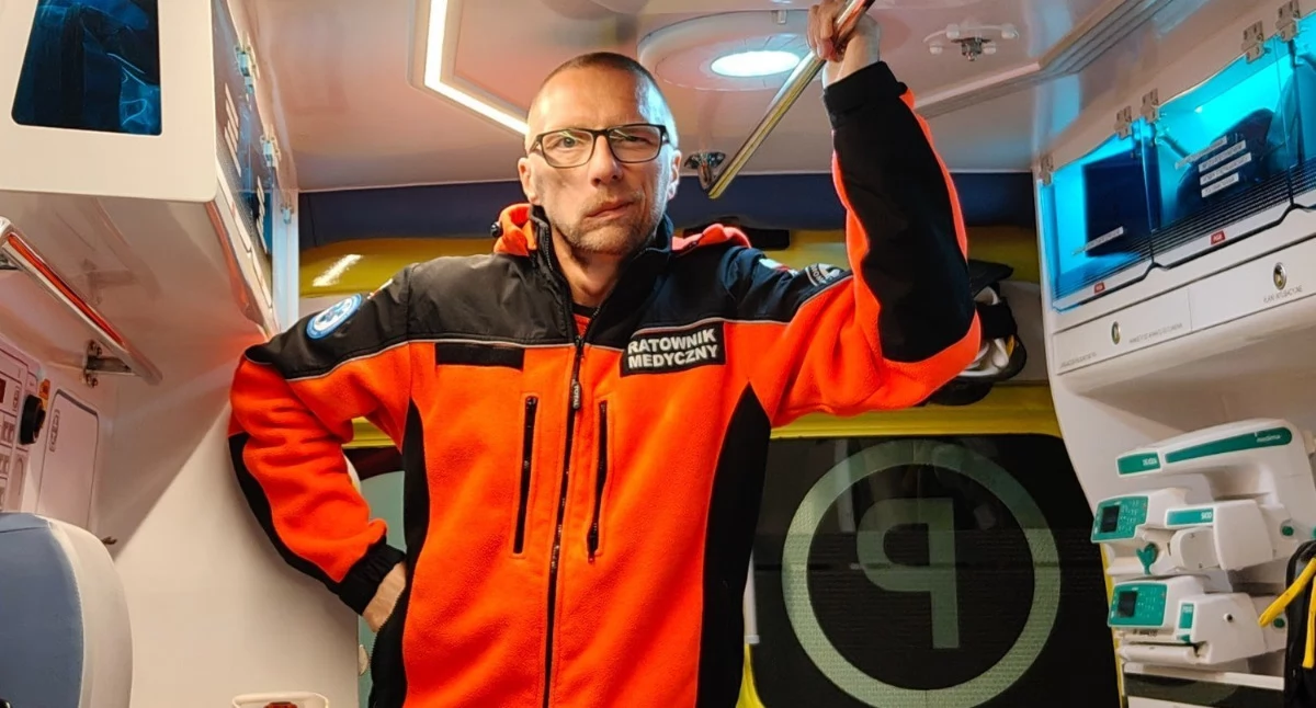 Grzegorz Olko ma 45 lat. Jest mężem oraz ojcem dwójki dzieci. Od wielu lat pracuje jako ratownik medyczny. Zawodowo pomaga innym, często walcząc o ich zdrowie i życie. Dziś sam potrzebuje pomocy. Fot. zbiory G. Olko