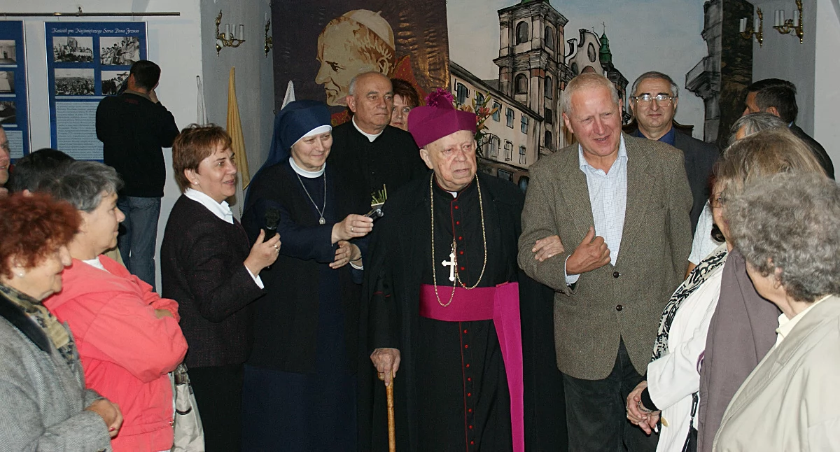 Spotkanie z ks. abp. Ignacym Tokarczukiem podczas wystawy przemyskich franciszkanów, organizowanej przez Klub Inteligencji Katolickiej w Przemyślu./Fot. Stanisław Szarzyński  