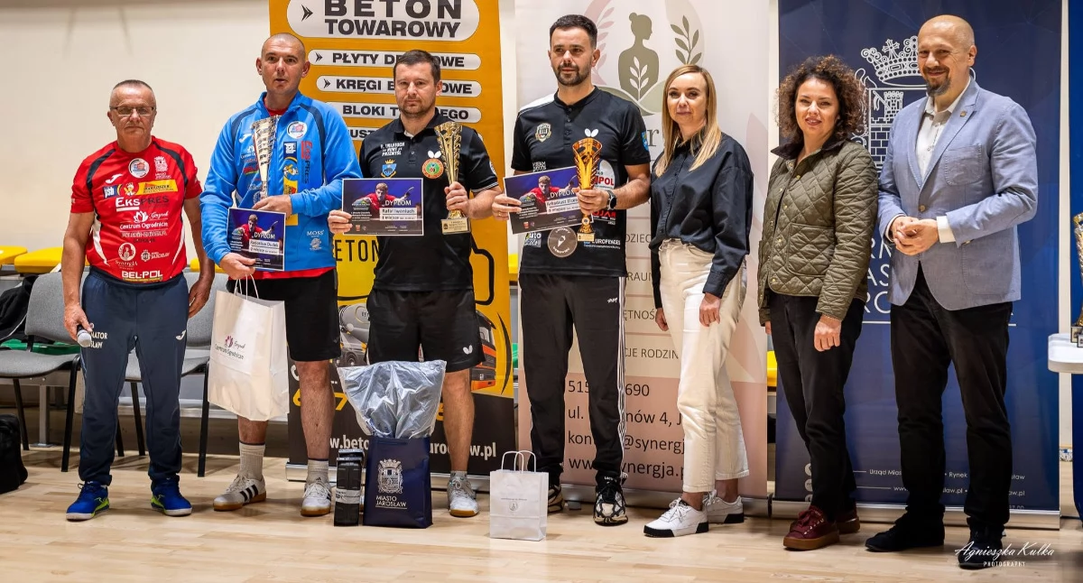 Organizatorzy, sponsorzy i najlepsi w kategorii wiekowej 40 – 49 lat imprezy. Pierwszy z lewej Marek Gudzelak, obok Radosław Dudek i triumfator tej kategorii  Rafał Iwaniuch. Fot. Agnieszka Kulka