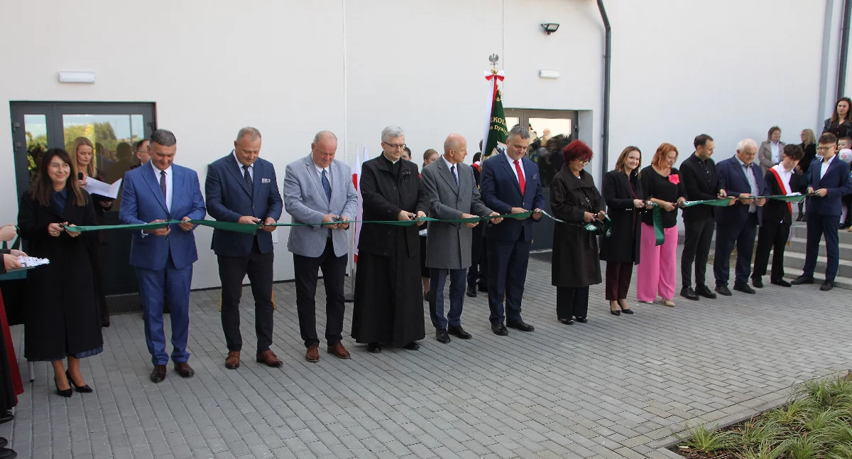 Symbolicznego przecięcia wstęgi dokonali przedstawiciele władz oraz lokalnej społeczności.