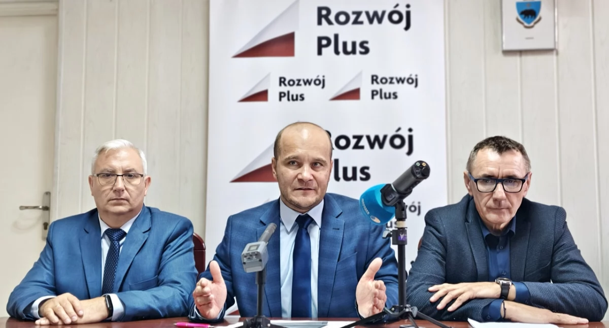 Od lewej: Stanisław Surma, przewodniczący Klubu Radnych Rozwój Plus Maciej Kamiński i Janusz Zapotocki. Fot. Mariusz Godos