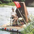  Stanisław Marko na tratwie własnej konstrukcji. Przemyśl 1998./Fot. UM Przemyśl 
