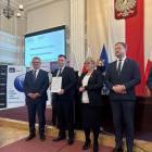 Statuetkę lidera powiatu jarosławskiego odebrał w imieniu jarosławskiego samorządu...