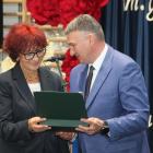 Szkoły Podstawowej w Rudołowicach Mariusz Baran wręcza podziękowanie Marii Gilarskiej,...