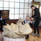 Wizyta w dziewiętnastowiecznym fotograficznym atelier B. Hennera. 
