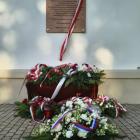Tablica umieszczona została na ścianie dworu rodziny Myszkowskich. Upamiętnia ona...