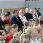 Z okazji poświęcenia muralu podjęto w szkolnych progach zaproszonych gości, wśród...