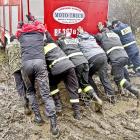 Nawet wozy bojowe miały problemy z pokonaniem błota