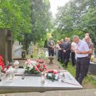 Uczestnicy odwiedzili zasański cmentarz, gdzie złożyli kwiaty na grobie matki gen....