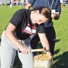 Konkurencja wbijania gwoździ pokazała, że panie nie stronią od męskich prac i mają w...