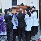 Zgodnie z tradycją trumna z ciałem zmarłego księdza została wyniesiona z kościoła przez...
