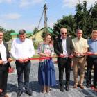 Wstęgę symbolicznie przecięli na nowym obiekcie: wiceminister rodziny i polityki...