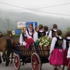 W barwnym korowodzie za furmankami z parą młodą i dróżkami goście przeszli do domu...