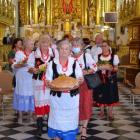 W przeworskiej bazylice poświęcono bochny z tegorocznych zbóż, przygotowane przez koła...