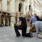Pożegnanie bohaterów przed kościołem garnizonowym (dawniej jezuitów).