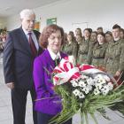 Córka Jana Komskiego Christine Sullivan i jej mąż Richard składają kwiaty pod tablicą...