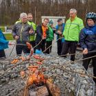 Ognisko na nowym deptaku w dzielnicy uzdrowiskowej było okazją do posilenia się...