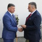 Wójt Gminy Roźwienica Tomasz Kud przekazuje symboliczny klucz do nowego budynku szkoły...