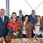 Przybyłych gości podjęły poczęstunkiem biorące udział w wydarzeniu koła gospodyń...