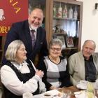 Goszczący na jubileuszu burmistrz W. Paluch pogratulował seniorom decyzji o udziale w...