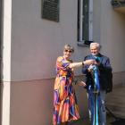 Pamiątkową tablicę odsłonili profesor Lidia Morawska oraz Stanisław Dorosz.,
