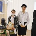 Dyrektor SP w Leszczawie Dolnej Bożena Mielnikiewicz z laureatką 1. miejsca w kategorii...