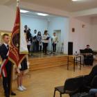 Szkolna społeczność zaprezentowała program artystyczny przygotowany pod kierunkiem ks....