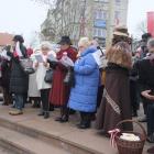 Wspólne śpiewanie pieśni patriotycznych.
