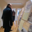 Wewnątrz budynku przygotowano wystawę związaną z działalnością Uniwersytetu Ludowego, a...