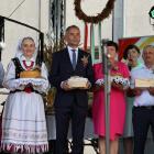 FOT. UG Lubaczów
Wójt W. Kapel częstował dożynkowym chlebem zebranych.
