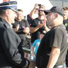 Prezes Oddziału Gminnego ZOSP RP w Roźwienicy dh Tomasz Kud wręcza nagrodę zwycięskiej...