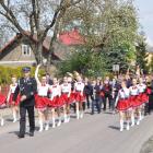 Uczestnicy obchodów przemaszerowali w barwnym korowodzie, prowadzonym przez grupę...
