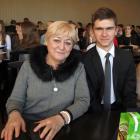 Rekordzista ze średnią ocen 6,0 Jakub Domański z Dobrej wraz z dyrektor ZS w Sieniawie...
