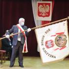 Krzysztof Motter prezentuje historyczny sztandar przemyskiej „Solidarności”.