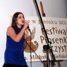 – Śpiewałam dosyć trudne utwory. Z jednej strony starałam się wybierać piosenki, w...