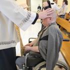 Obrzęd namaszczenia chorych w hospicjum Caritas.