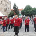 Miejska Orkiestra Dęta w Jarosławiu zainaugurowała paradę, wykonując hymn państwowy i...