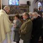 Małżonkowie otrzymali z rąk księdza Adriana Borowskiego jubileuszowe krzyże i...