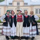 Galicjanki występują w pięknych strojach. Są szyte na wzór oryginalnych....