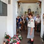 Uczestnicy obchodów złożyli kwiaty pod tablicą z nazwiskami 31 ofiar tragicznych...